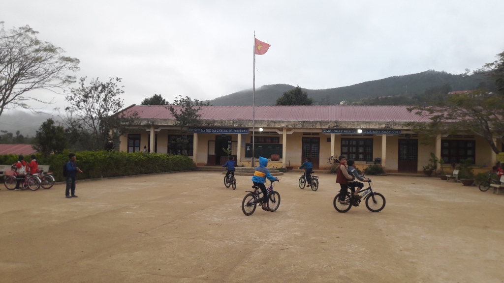 chuyen tinh dep cua nhung giao vien cam ban duoi chan nui ngoc linh