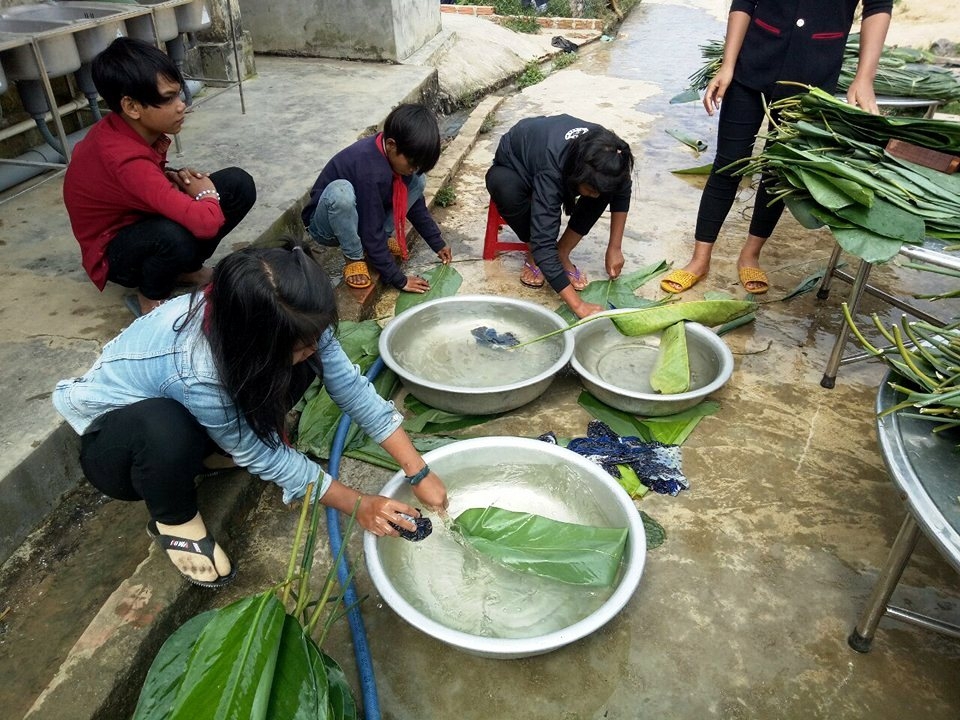 truong hoc mo lon goi banh chung tang hoc sinh an tet