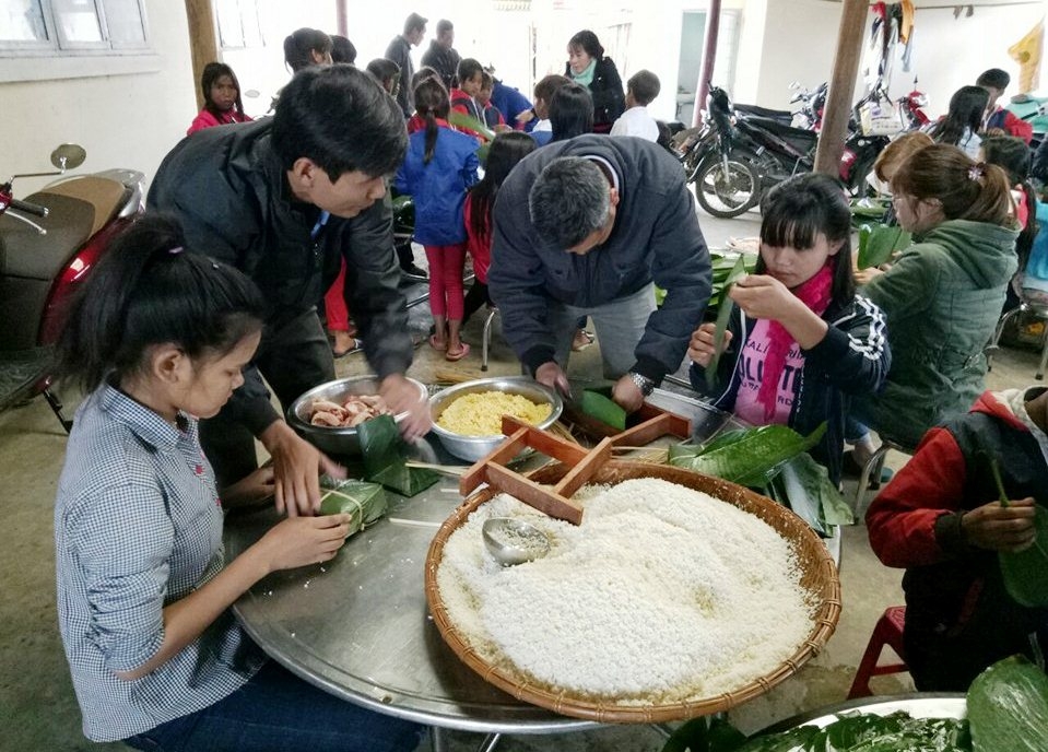 truong hoc mo lon goi banh chung tang hoc sinh an tet