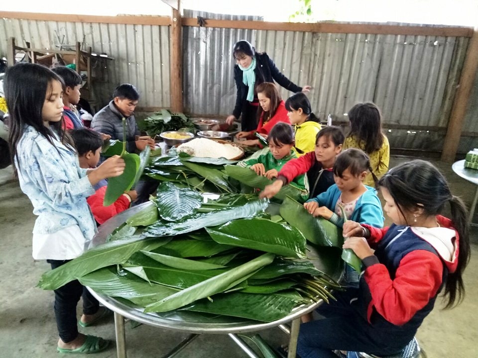 truong hoc mo lon goi banh chung tang hoc sinh an tet