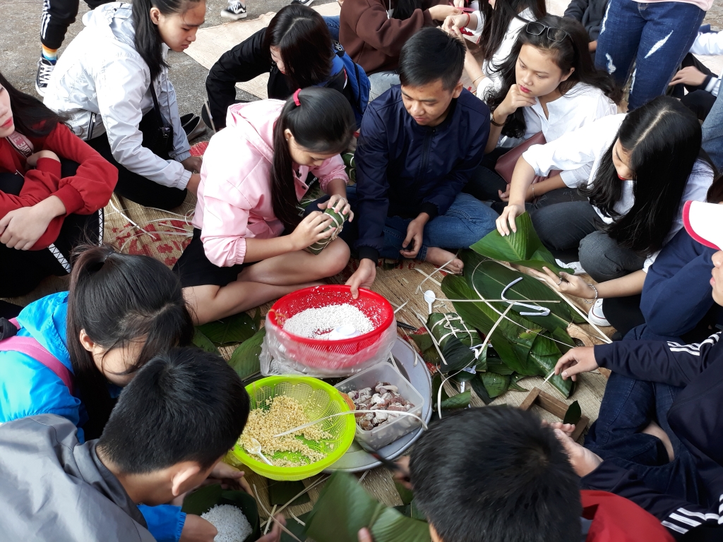 truong hoc mo lon goi banh chung tang hoc sinh an tet