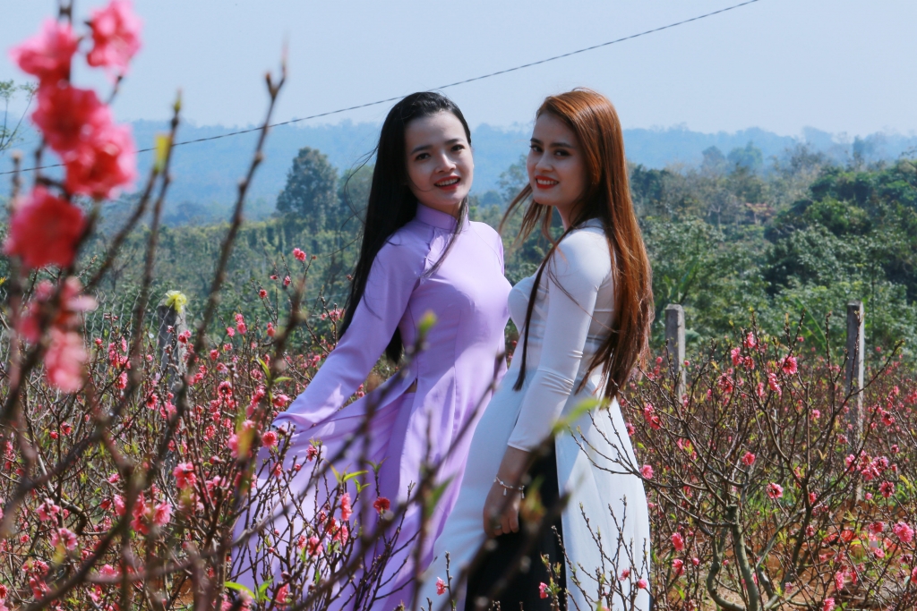 gioi tre xung xinh quan ao xuong pho chup hinh hoa tet
