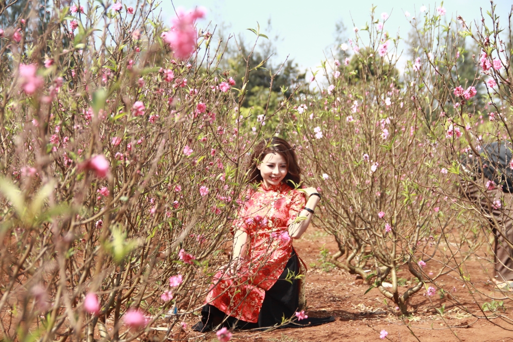 gioi tre xung xinh quan ao xuong pho chup hinh hoa tet