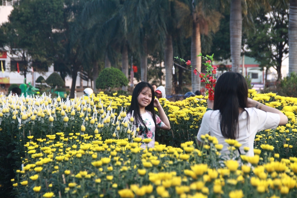 gioi tre xung xinh quan ao xuong pho chup hinh hoa tet