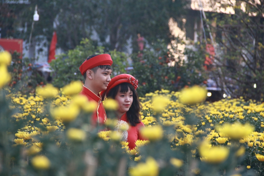 gioi tre xung xinh quan ao xuong pho chup hinh hoa tet