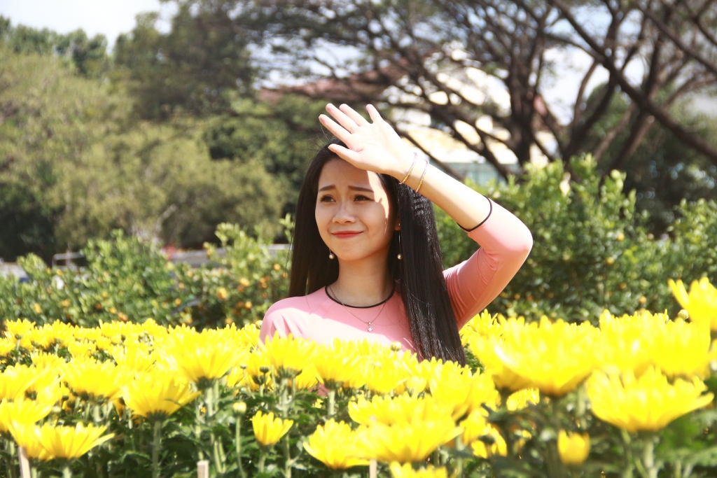 gioi tre xung xinh quan ao xuong pho chup hinh hoa tet