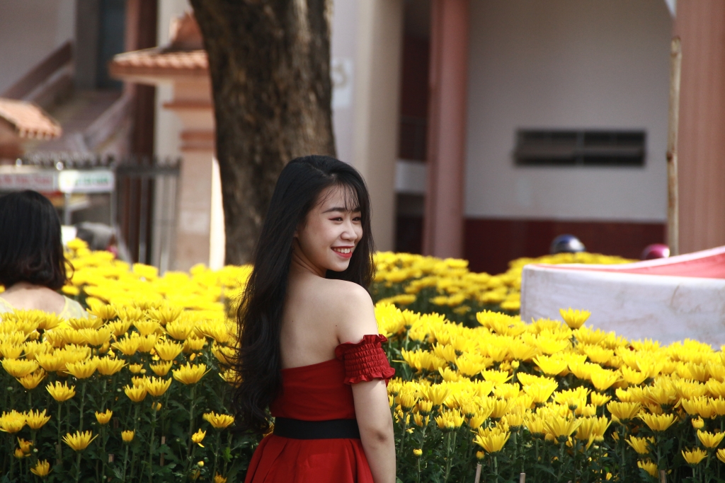 gioi tre xung xinh quan ao xuong pho chup hinh hoa tet