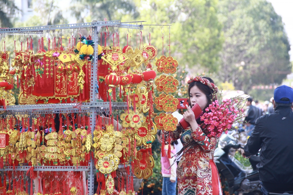 gioi tre xung xinh quan ao xuong pho chup hinh hoa tet