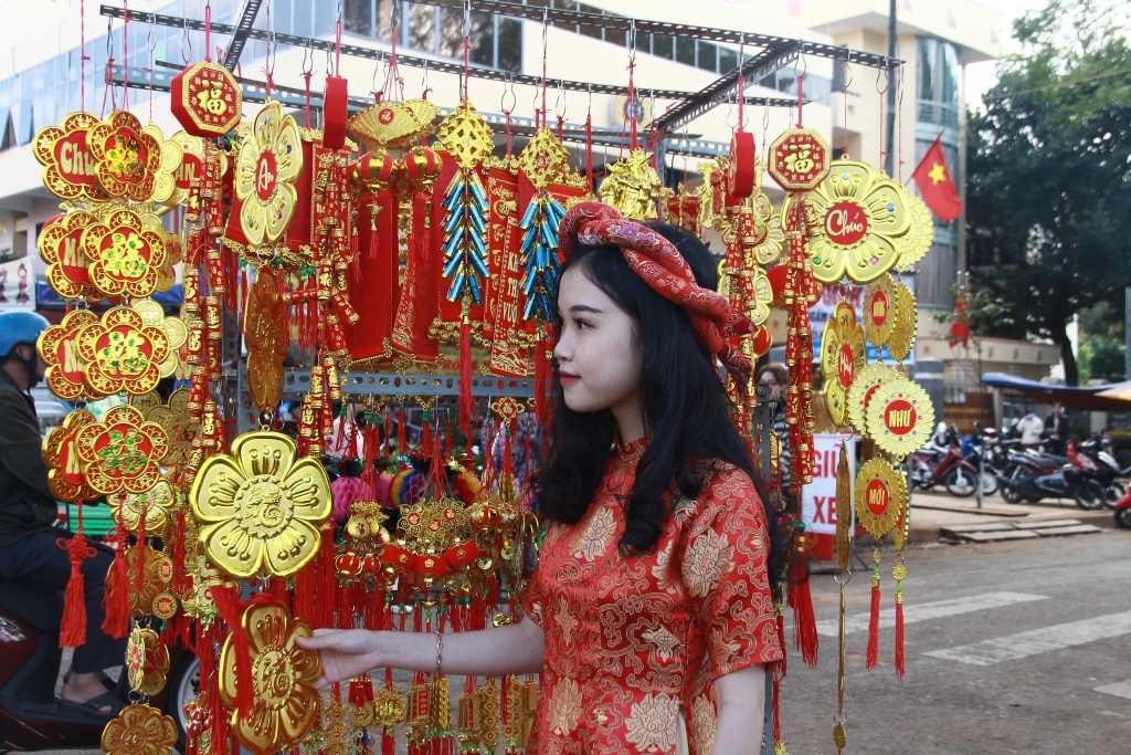 gioi tre xung xinh quan ao xuong pho chup hinh hoa tet