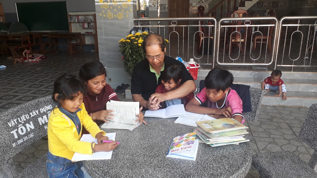 gia dinh hanh phuc cua nguoi cha 56 tuoi cung 93 nguoi con