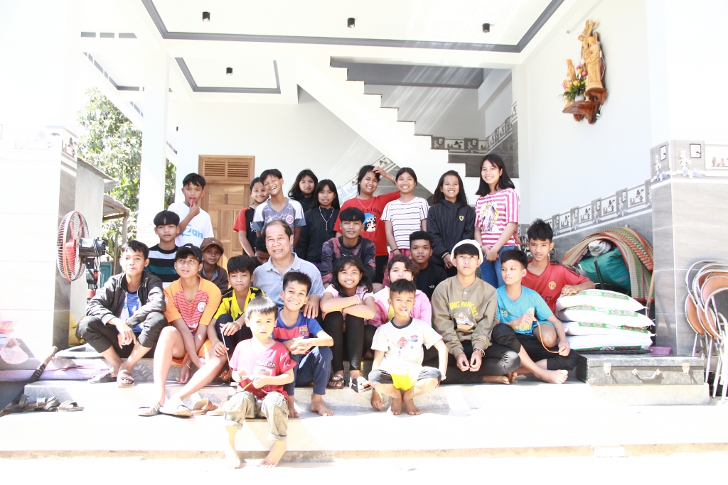 gia dinh hanh phuc cua nguoi cha 56 tuoi cung 93 nguoi con