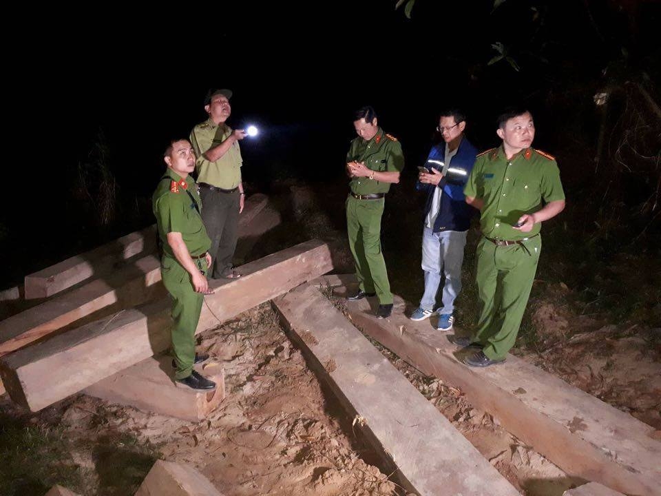 dak lak bat vu van chuyen go khung tren dia ban huyen mdrak