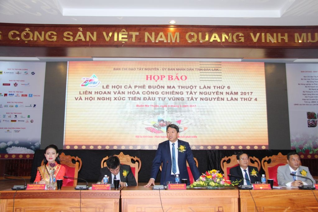 nguoi dan sap duoc thuong thuc ly ca phe lon nhat the gioi