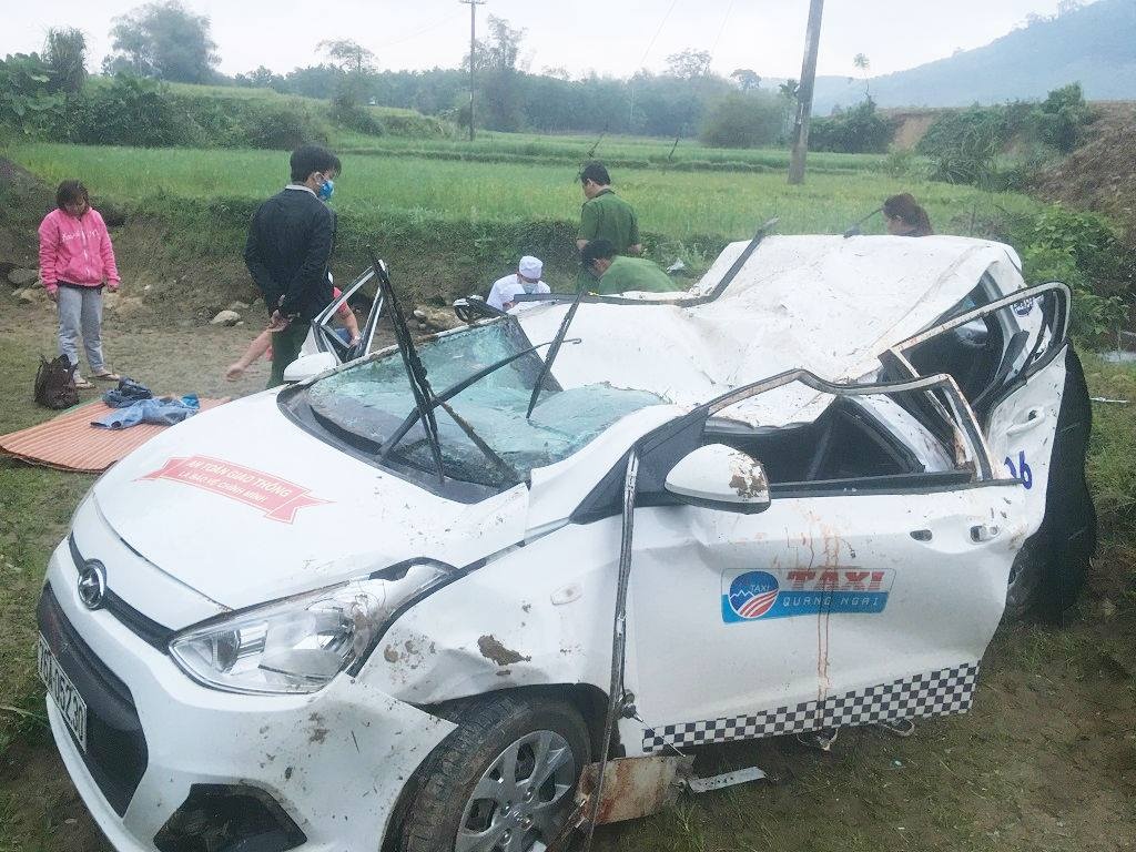 taxi lao xuo ng ca u khie n mo t nguo i che t 5 nguo i bi thuong