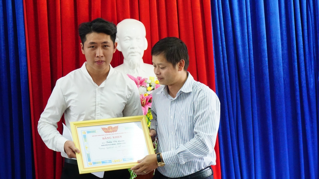 thay giao nhat duoc gan 90 trieu duoc trao tang 500 nghin dong