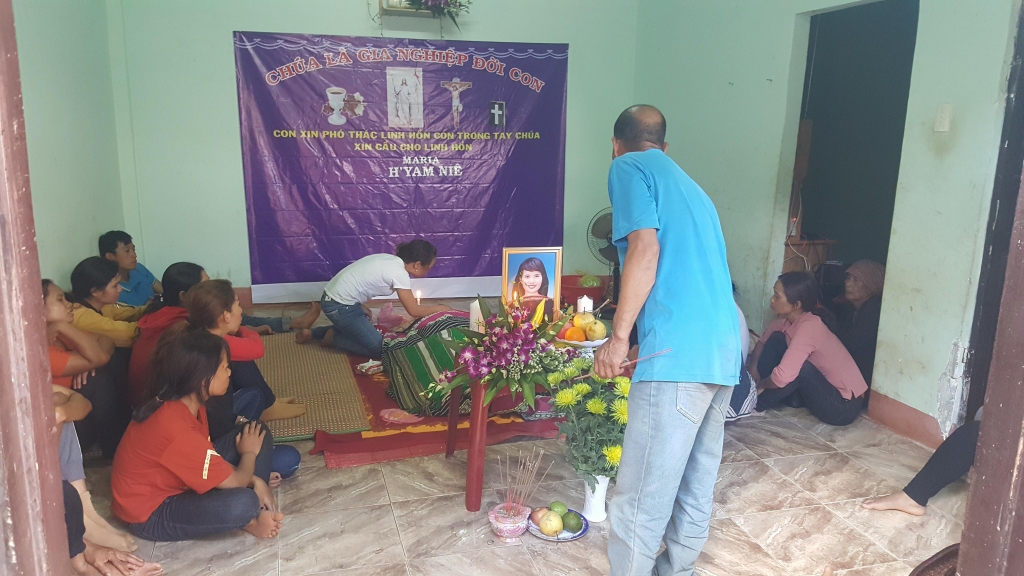 hai thieu nu bi nuoc cuon troi ngoai tam kiem soat cua thuy dien