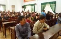 bat qua tang mot phu nu van chuyen cac san pham lam tu nga voi