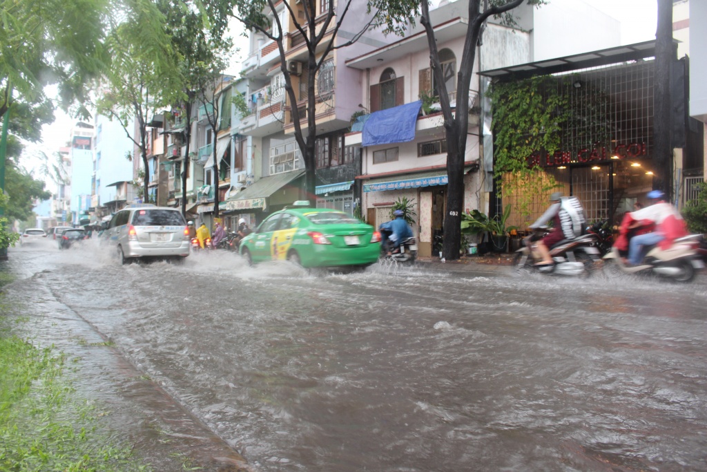 Mưa lớn giữa mùa khô, nhiều tuyến đường Sài Gòn ngập nặng mua lon giua mua kho nhieu tuyen duong sai gon ngap nang