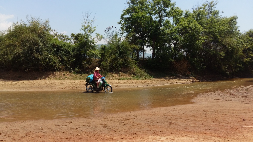 khong co cau nguoi dan lieu minh loi qua suoi