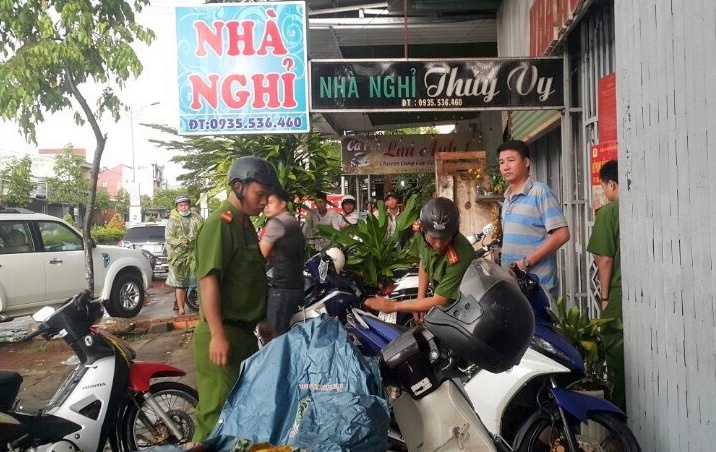 thanh nien chet bat thuong trong nha nghi bat khan cap hai nghi pham