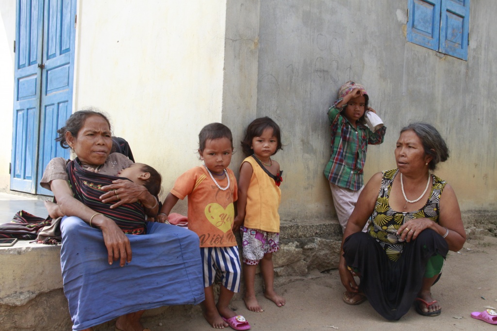 dak lak cai ngheo khien nhieu tre em bi lam dung suc lao dong