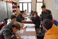 8 thanh nien dau tran dan hang ngang truoc dau oto tren quoc lo