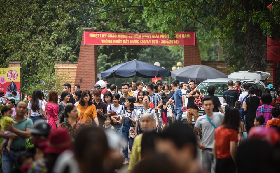 nguoi dan mang vong vao cong vien nam tron nang ngay le
