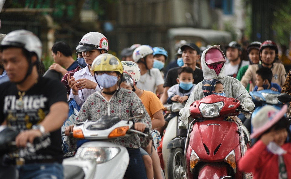 nguoi dan mang vong vao cong vien nam tron nang ngay le