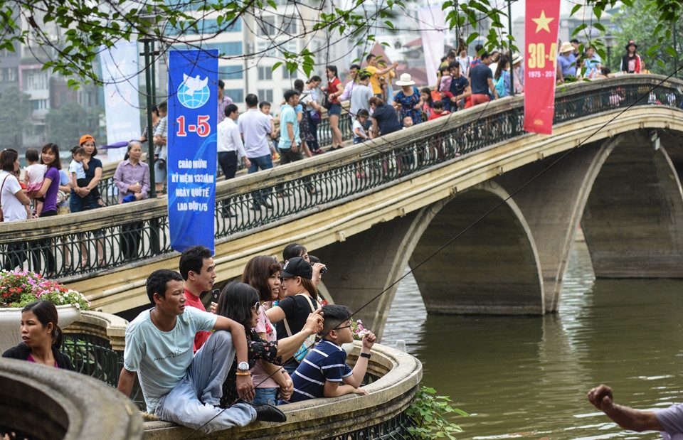 nguoi dan mang vong vao cong vien nam tron nang ngay le