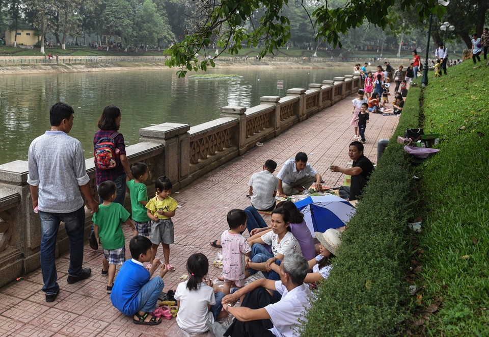 nguoi dan mang vong vao cong vien nam tron nang ngay le