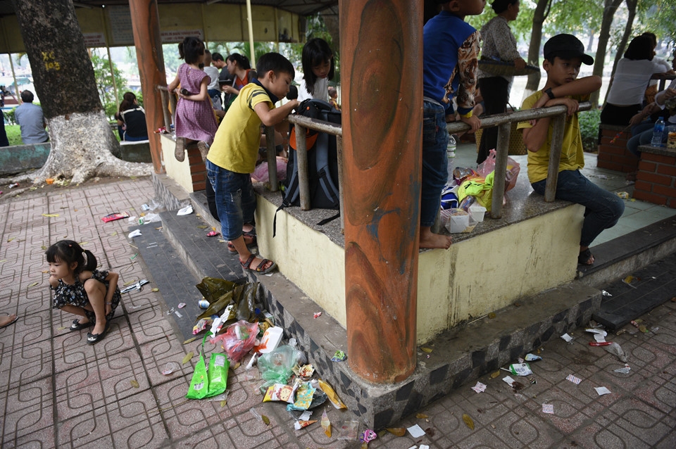 nguoi dan mang vong vao cong vien nam tron nang ngay le