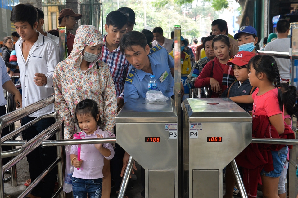 nguoi dan mang vong vao cong vien nam tron nang ngay le