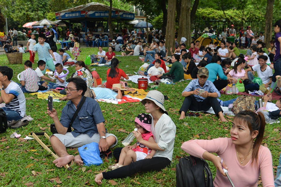 nguoi dan mang vong vao cong vien nam tron nang ngay le