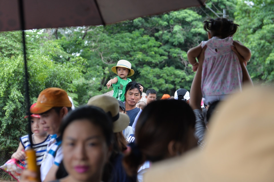 nguoi dan mang vong vao cong vien nam tron nang ngay le
