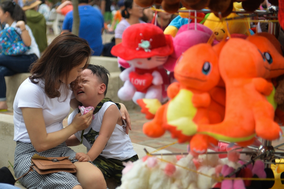 nguoi dan mang vong vao cong vien nam tron nang ngay le