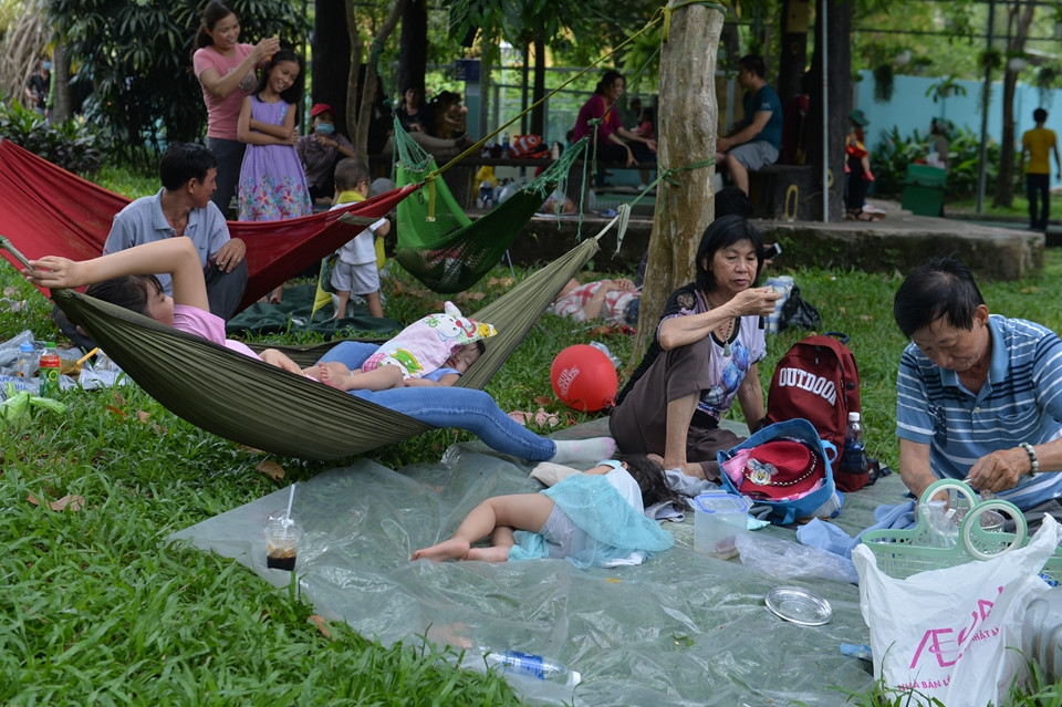 nguoi dan mang vong vao cong vien nam tron nang ngay le