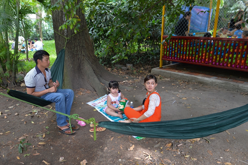 nguoi dan mang vong vao cong vien nam tron nang ngay le