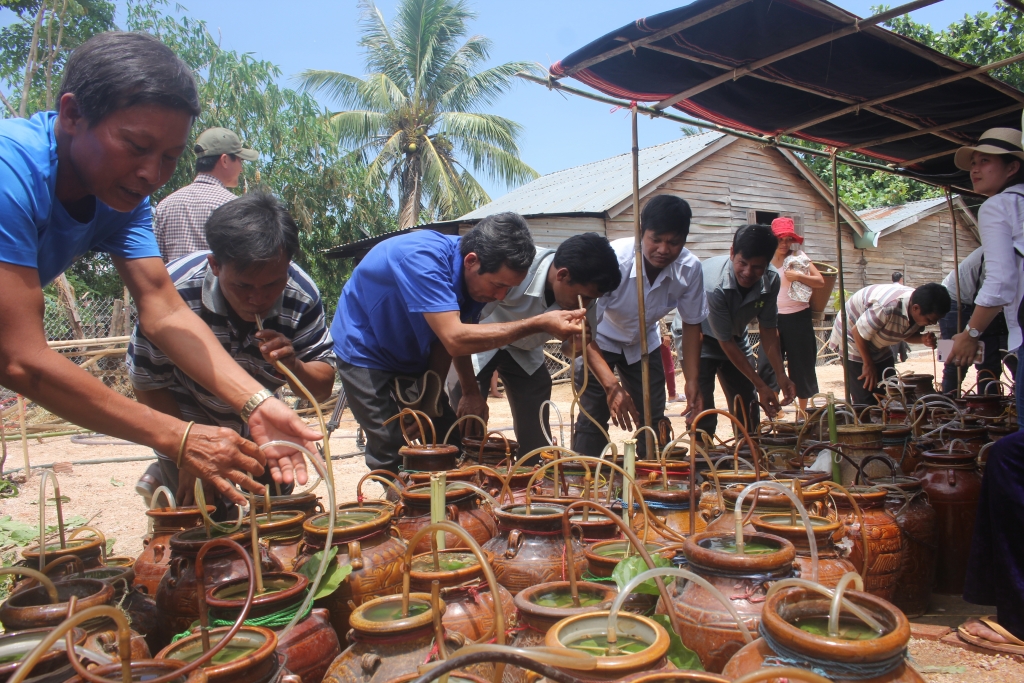 nguoi dan no nuc phan khoi don le cung cau mua