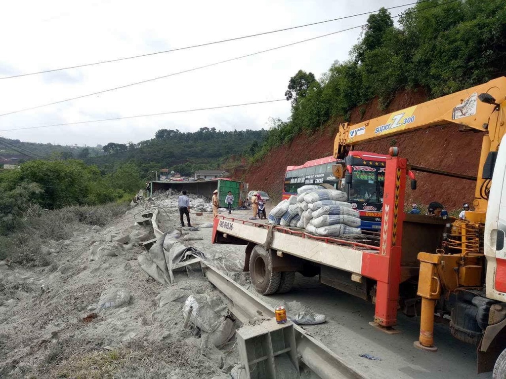 xe container lat trung xe may mot nguoi tu vong