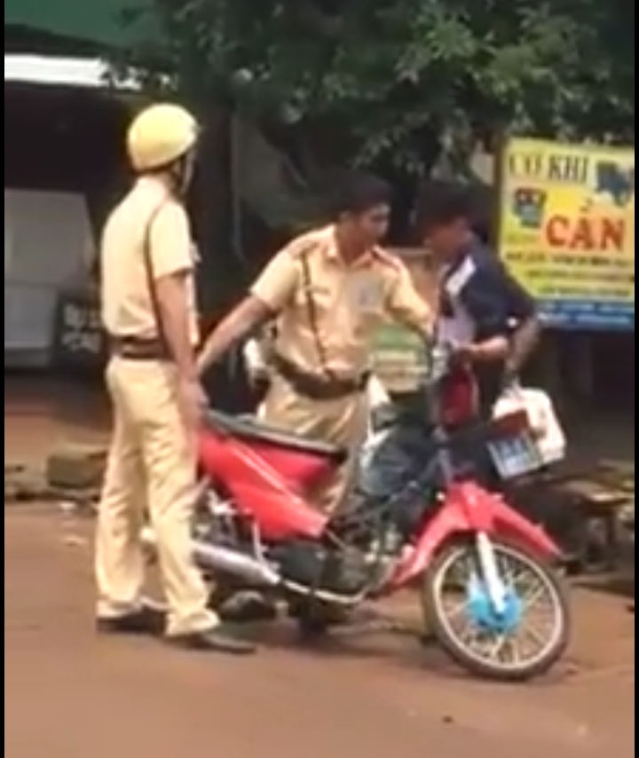 dak nong bi csgt dung xe nam thanh nien dot xe chong doi