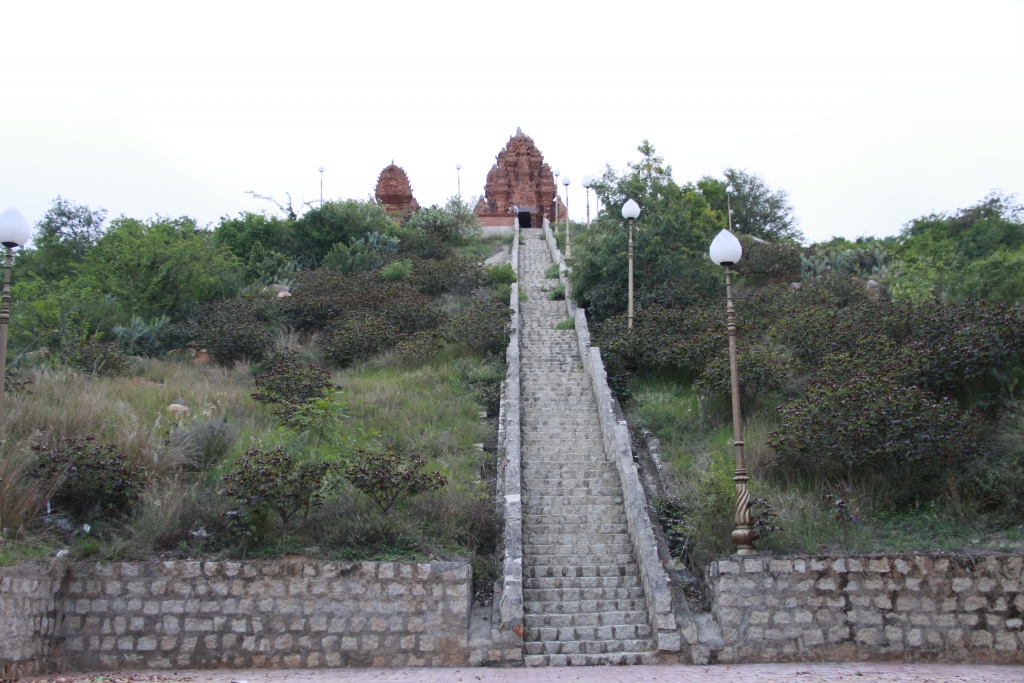den ninh thuan khong the khong ghe thap cham poklong garai