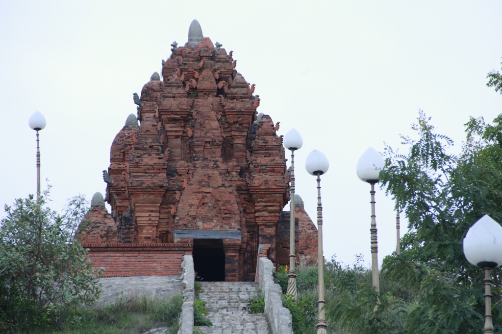 den ninh thuan khong the khong ghe thap cham poklong garai