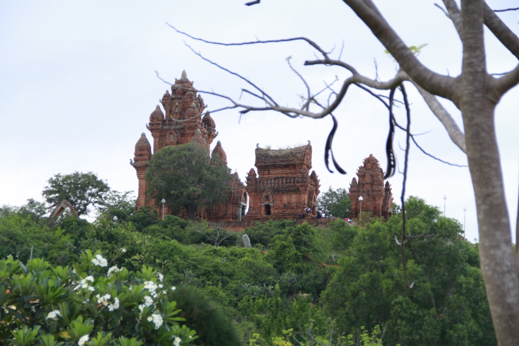 den ninh thuan khong the khong ghe thap cham poklong garai