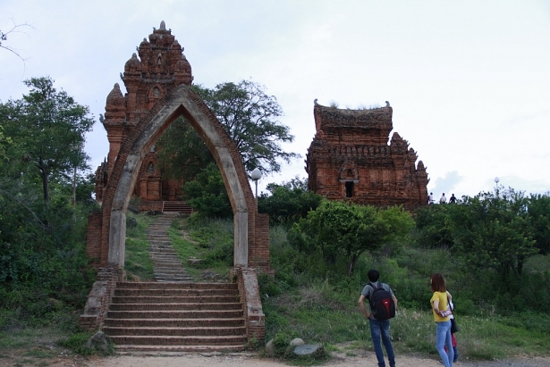 den ninh thuan khong the khong ghe thap cham poklong garai