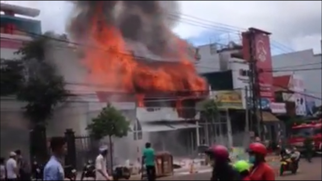 dak nong chay lon khien 3 can nha bi thieu rui