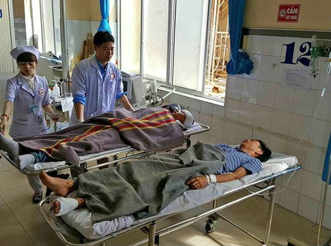 vu tai nan khien 10 nguoi thuong vong xe o to lan lan tong vao xe tai