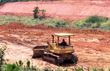 Lâm Đồng: Mặc lệnh cấm, nhiều phương tiện vẫn san bạt núi đồi
