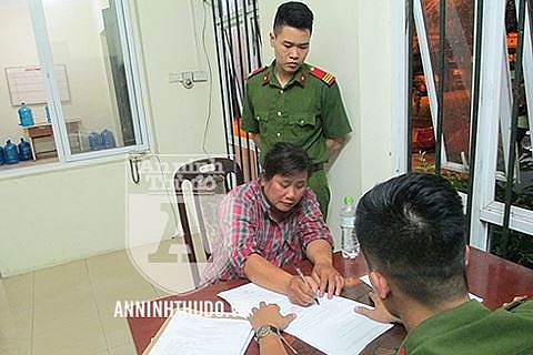 ha noi nguoi phu nu siet co lai xe om trong phong tro de cuop tien