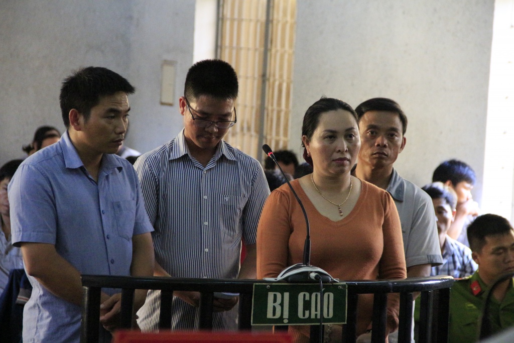 vu mb24 tu hon 500 bi hai chi con 2 nan nhan tham du phien toa