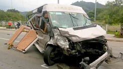 Lâm Đồng: Hai xe ô tô tông nhau, 17 người nhập viện